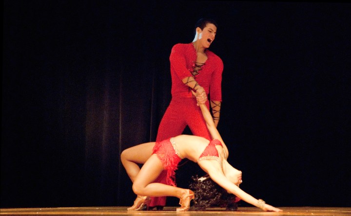 VicKatRedPerfBend_300